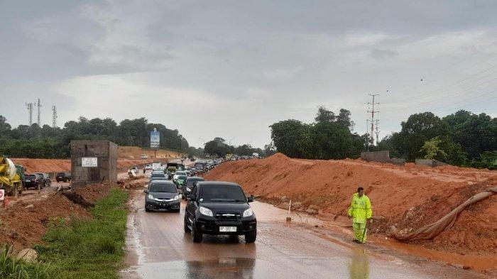 Anggota Ditlantas Polda Kepri melakukan pembersih lumpur dan air di Simpang raya bundaran Nongsa.