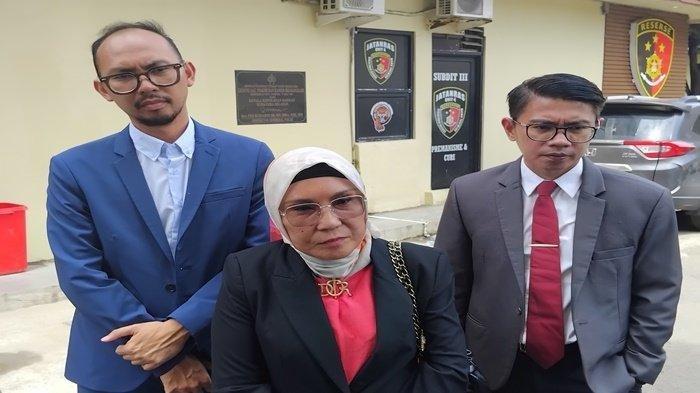 Kuasa hukum terlapor, Titis Rachmawati SH MH saat mendampingi D diperiksa Subdit III Jatanras Polda Sumsel, Jumat (13/12/2024)