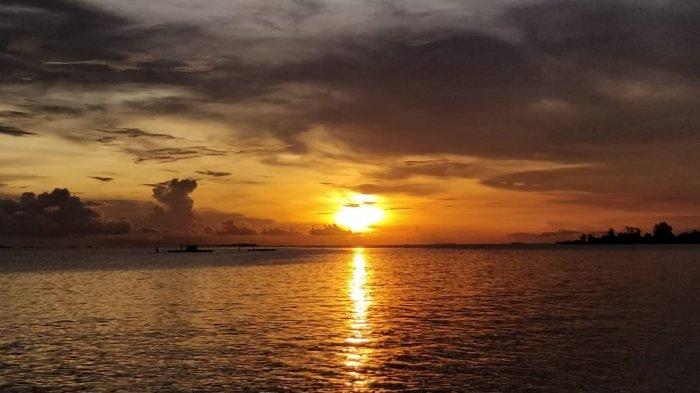 Pemandangan sunset dari destinasi wisata di Tanjungpinang, Pantai Tanjung Siambang. Pantai ini berlokasi di Jalan Dompak, Kota Tanjungpinang, Provinsi Kepri.