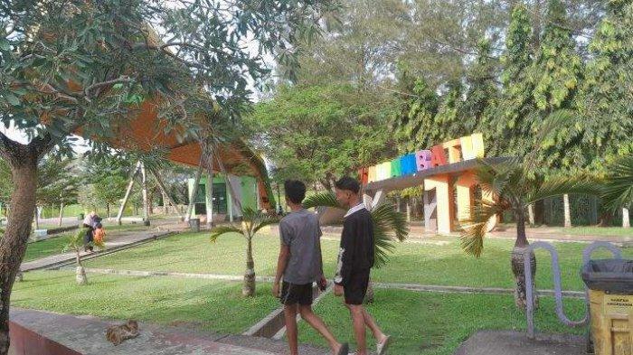 NGABUBURIT DI TANJUNGPINAG - Taman Batu 10 Tanjungpinang, Provinsi Kepri, Selasa (12/3/2024). Lokasi ini merupakan satu di antara tempat favorit ngabuburit warga Tanjungpinang menunggu waktu berbuka puasa.