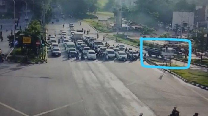 KECELAKAAN MAUT - Video Detik-detik kecelakaan maut di Tiban Batam terekam CCTV, Jumat (2/5/2025). Satu orang dinyatakan tewas di tempat
