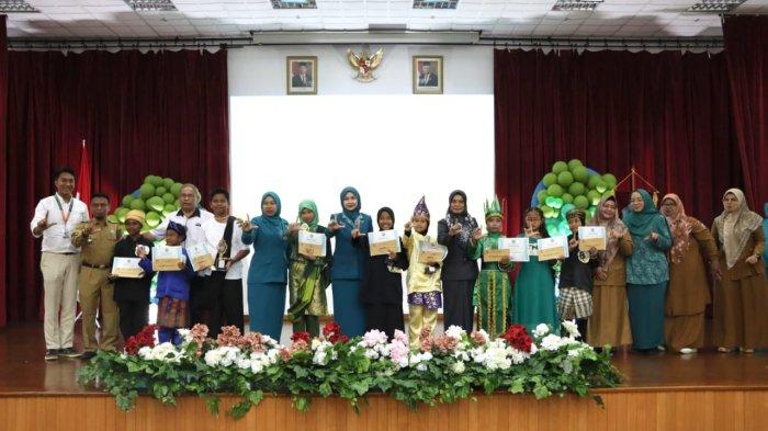 Foto bersama TP PKK Bintan dan peserta