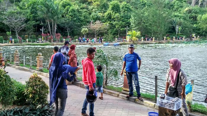 Sudah Dilarang, Tetap Saja Ada yang Memancing di Taman Kolam Sekupang ...