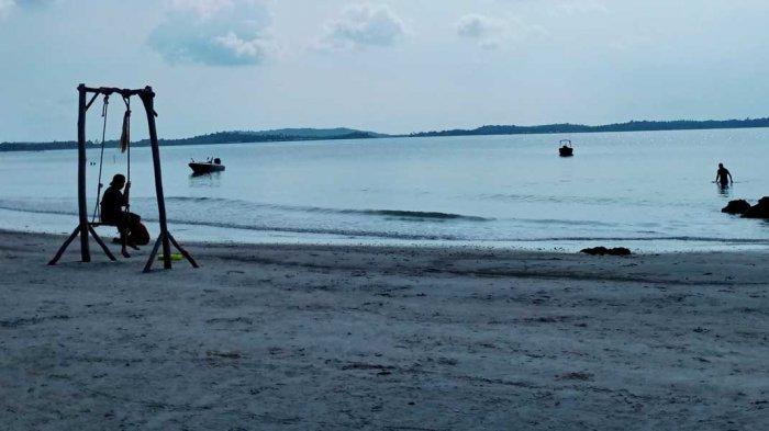 WISATA PANTAI DI BATAM - Salah seorang pengunjung bermain ayunan di tepi Pantai Reviola, Kelurahan Galang Baru, Kecamatan Galang, Kota Batam, Minggu (6/6/2021). Kondisi pandemi Covid-19 berimbas pada jumlah kunjungan wisatawan di pantai ini.