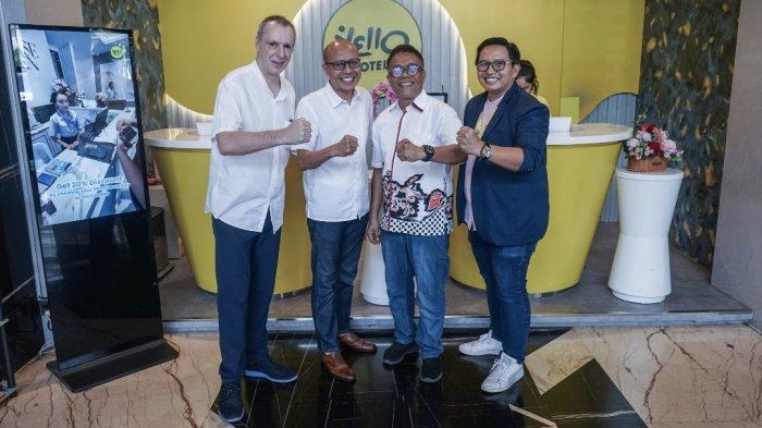 Kepala Dinas Pariwisata Batam, Ardiwinata bersama General Manager YELLO Hotel Harbour Bay Batam, Mochammad Taufiq Akbar.