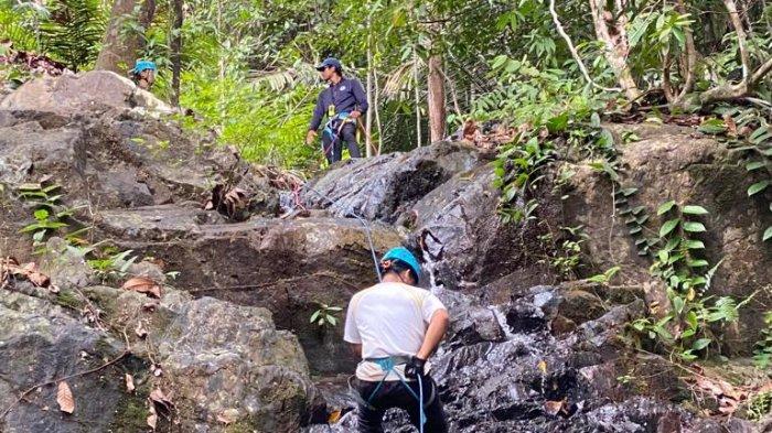 Foto suasana saat pelajar dari luar negeri melakukan pendakian dan menuruni air terjun Gunung Bintan