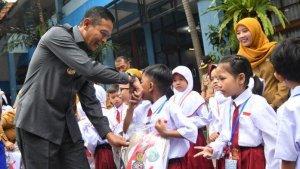 Wali-Kota-Malang-Wahyu-Hidayat-menyerahkan-bantuan-seragam-sekolah.jpg