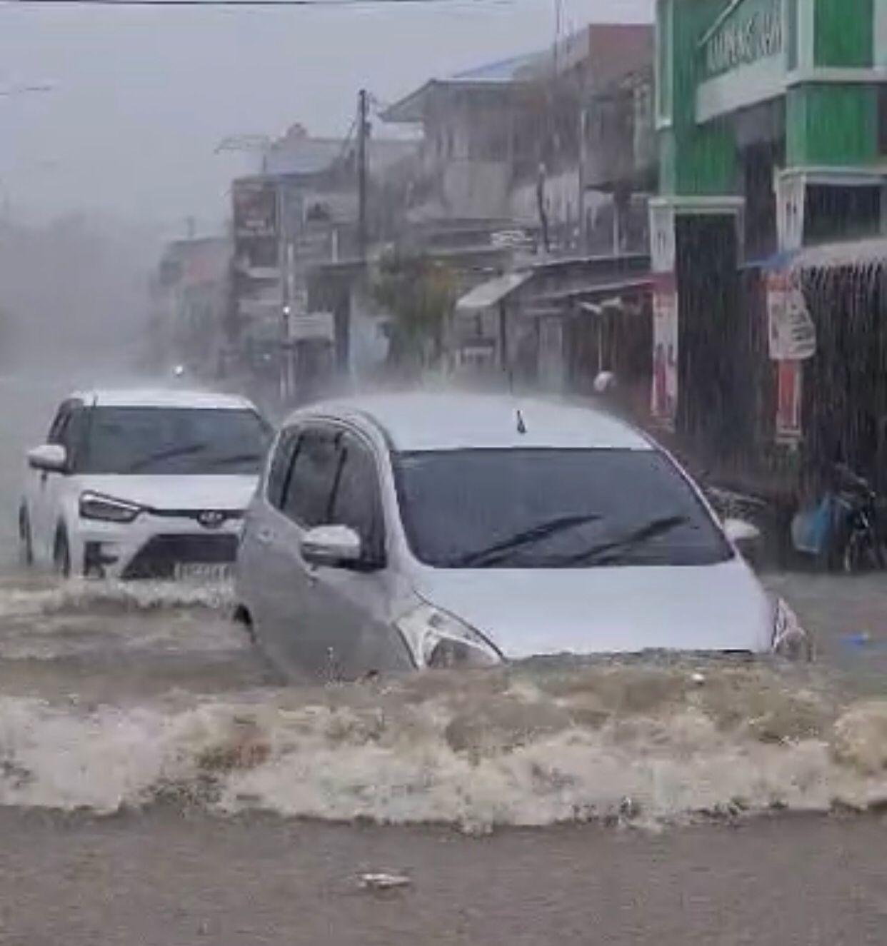 BANJIR DI BATAM - Mobil mencoba menerobos banjir di Batam dekat Puskesmas Sei Panas, Senin (14/10/2024).