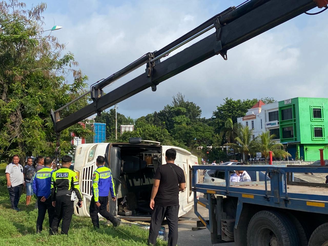 Bus Trans Batam kecelakaan di jalan Laksamana Bintan tepat di depan pos Damkar Sei Panas 