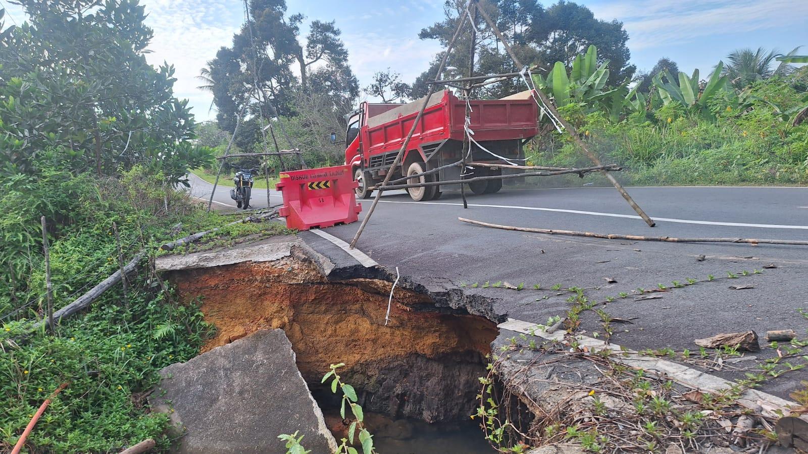 JALAN RUSAK : Lokasi jalan rusak di jalan KM 36 kampung Cikolek, Desa Toapaya Utara, Kecamatan Toapaya, Kabupaten Bintan, Kepulauan Riau hampir amblas, Senin (14/7/2025) pagi.
