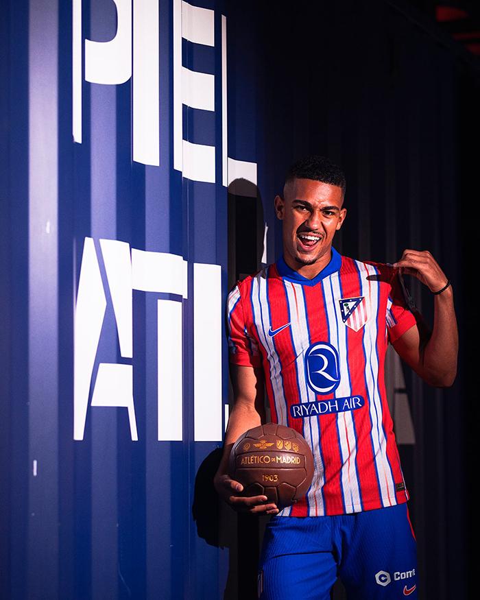 Pemain Atletico Madrid menjadi model jersey kandang untuk musim 2024-2025