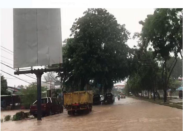 BANJIR DI BATAM - Kondisi banjir di Batam depan SP Plaza di Jalan Letjend R Suprapto, Kecamatan Sagulung, Kota Batam, Provinsi Kepri, Senin (14/10/2024).