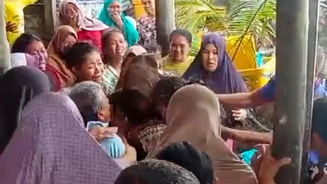 Pelukan Rahimin bersama keluarga, disambut tangis haru di pelantar Pulau Pekajang, Kabupaten Lingga, Provinsi Kepri bersama sejumlah warga, Kamis (2/12/2024).