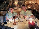 Raffi-Ahmad-dan-Nagita-Slavina-makan-malam-bersama-di-dalam-goa.jpg