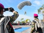 aksi-penerjun-payung-tni-angkatan-laut_20161030_133921.jpg