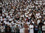 umat-muslim-melaksanakan-salat-idul-fitri.jpg