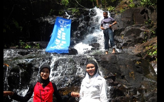Air Terjun Gunung Lengkuas yang terletak di kelurahan Gunung Lengkuas kecamatan Bintan Timur kabupaten Bintan kondisinya masih alami berada di kawasan hutan lindung, kilometer 22 dari Tanjungpinang.