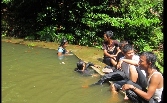 Kolam di Air Terjun Gunung Lengkuas yang terletak di kelurahan Gunung Lengkuas kecamatan Bintan Timur kabupaten Bintan kondisinya masih alami berada di kawasan hutan lindung, kilometer 22 dari Tanjungpinang.