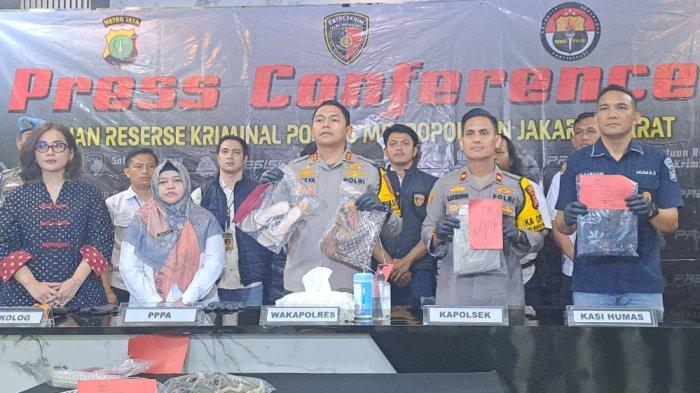 Wakapolres Metro Jakarta Barat, AKBP Teuku Arsya Khadafi bersama Kapolsek Cengkareng, Kompol Hasoloan Situmorang menunjukkan barang bukti kasus penganiayaan dalam lift hotel, saat konferensi pers di Mapolres Metro Jakarta Barat, Rabu, 21 Agustus 2024.