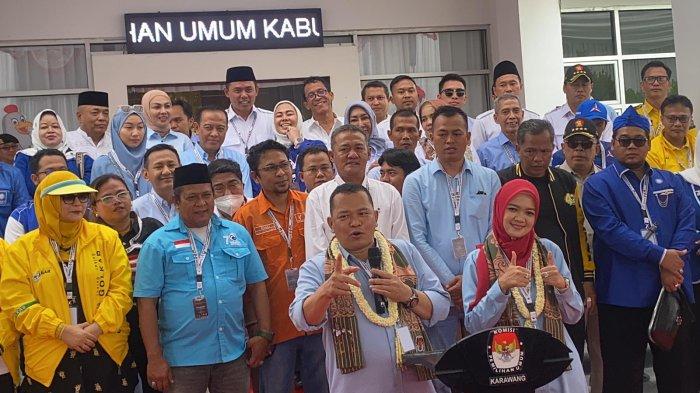 Mantan Sekretaris Daerah (Sekda) Acep Jamhuri bersama Gina Swara resmi mendaftar sebagai calon bupati dan wakil bupati karawang pada Pemilihan Kepala Daerah (Pilkada) 2024 ke Komisi Pemilihan Umum (KPU) Karawang, Kamis, 29 Agustus 2024.