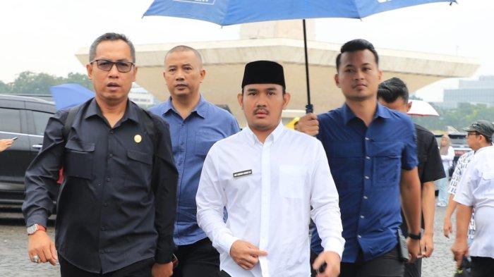 ADE KUNANG: Bupati Bekasi, Ade Kuswara Kunang saat mengikuti gladi bersih persiapan pelantikan di Monas, Jakarta pada Rabu (19/2/2025). Ade Kunang menjadi bupati termuda dalam sejarah pemerintahan Kabupaten Bekasi. 
