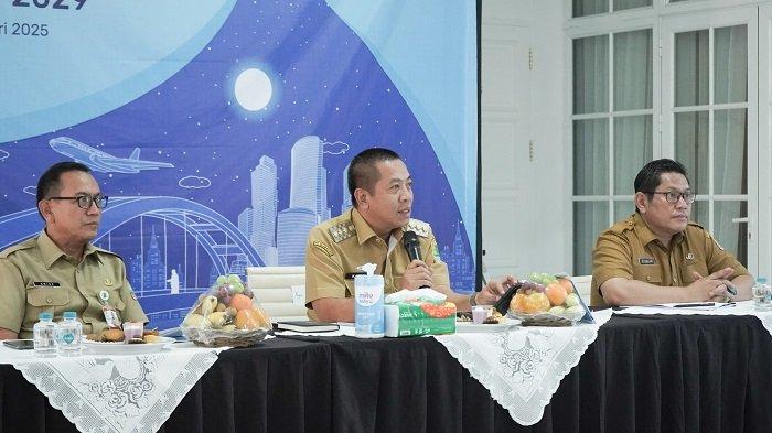 Bupati Karawang Aep Syaepuloh saat Kick Off Meeting penyusunan Rencana Kerja Pemerintah Daerah (RKPD) Tahun 2026 dan Rencana Pembangunan Jangka Menengah Daerah (RPJMD) 2025-2029 di Galeri Bale Indung Nyi Pager Asih, Selasa, 14 Januari 2025.