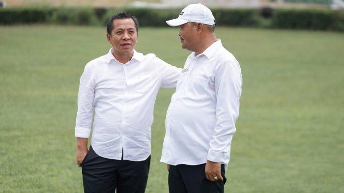 AEP SYAEPULOH DAN ASEP SURYA ATMAJA --- Bupati Karawang terpilih Aep Syaepuloh menceritakan pengalamannya saat mengikuti kegiatan gladi sebelum pelantikan di Istana Negara Jakarta pada Kamis (20/2/2025).