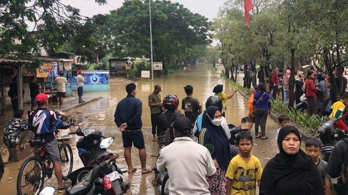 AKSES JALAN TERPUTUS --- Akses jalan Cipendawa Baru Bojong Menteng, Kecamatan Rawalumbu, Kota Bekasi terputus imbas terendam banjir pada Selasa (4/3/2025).