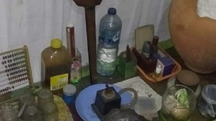 Sejumlah alat diduga untuk praktik perdukunan ditemukan di kediaman pelaku berinisial DS (61) yang diduga membunuh bocah perempuan GH (61) di kawasan Ciketing Udik, Kecamatan Bantargebang, Kota Bekasi.