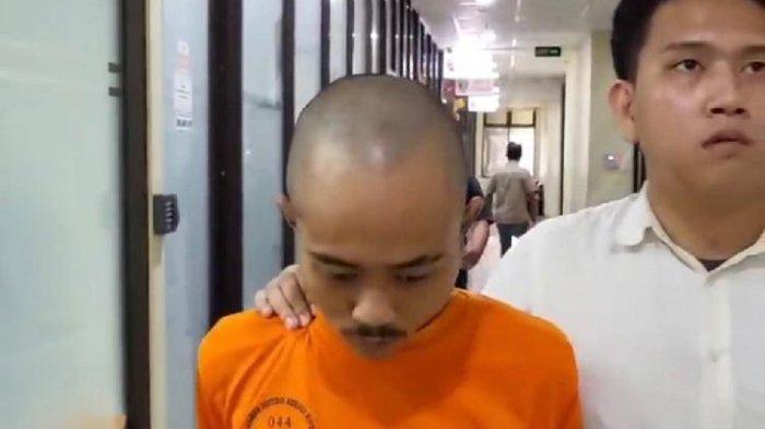Tampang Ezra, pelaku penganiayaan ibu kandungnya sendiri saat digiriing oleh polisi. Tak hanya menganiaya, pria berusia 23 tahun itu juga mengancam akan membunuh pemannya.