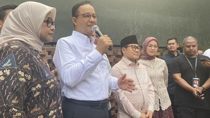 Mantan calon presiden dan calon wakil presiden, Anies Baswedan - Muhaimin Iskandar, memberikan keterangan usai mengumumkan langsung pembubaran resmi Tim Pemenangan Nasional Anies Baswedan-Muhaimin Iskandar (Timnas AMIN) di Pendopo Anies Baswedan, Selasa, 30 April 2024.