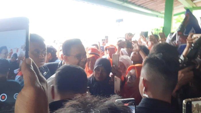 Calon Presiden (Capres) Republik Indonesia nomor urut 1, Anies Baswedan mengunjungi rumah Proklamasi di Kecamatan Rengasdengklok, Kabupaten Karawang pada Senin, 4 Desember 2023.
