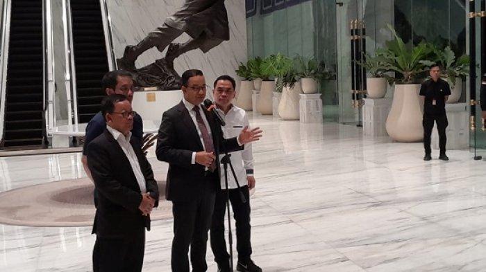 Calon Presiden (capres) nomor urut 1 Anies Baswedan menyambangi Nasdem Tower, Jakarta Pusat, Senin (22/4/2024). Kedatangan Anies untuk bersilaturahmi dengan Ketua Umum Partai NasDem Surya Paloh. Eks Gubernur DKI Jakarta itu mengungkapkan isi pembicaraannya.