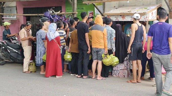 BERBURU GAS ELPIJI 3 KG --- Warga Teluknaga, Tika membagikan pengalaman pilu kala berburu gas elpiji 3 kg atau biasa disebut gas melon yang langka pada, Selasa (4/2/2025). Puluhan warga Teluknaga juga tampak berebut gas elpiji 3 kilogram di pangkalan gas yang terletak di Jalan Kampung Melayu, Teluknaga, Kabupaten Tangerang  (Tribuntangerang.com/Nurmahadi)