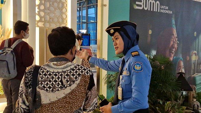 Menjalani tugas kerja saat Hari Raya Idul Fitri 1445 Hijriah sudah menjadi hal yang biasa bagi Ardianti Yusman. Wanita yang kini berusia 35 tahun ini tidak bisa merayakan lebaran bersama keluarga di Cipayung, Jakarta Timur lantaran menjalani tugas negara sebagai petugas Aviation Security atau Avsec Bandara Soekarno-Hatta, Tangerang, Banten. 
