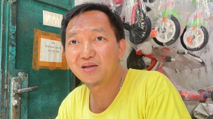 AYAH KORBAN PELURU NYASAR --- Naas dialami bocah lima tahun berinisial M, yang tertembak peluru nyasar di rumahnya di Jalan Utama 2, Cengkareng, Jakarta Barat, Kamis (13/2/2025). Ayah korban bernama Elmanto (45) mengungkapkan imbas tertembak peluru nyasar, putranya kini berjalan pincang.