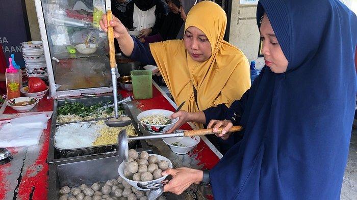 Porsi yang dipilih pembeli Bakso Viral Jendes di kawasan Jalan Jejalenjaya, persis di dekat Kantor Desa Jejalenjaya, ecamatan Tambun Utara, Kabupaten Bekasi, Sabtu (19/10/2024).