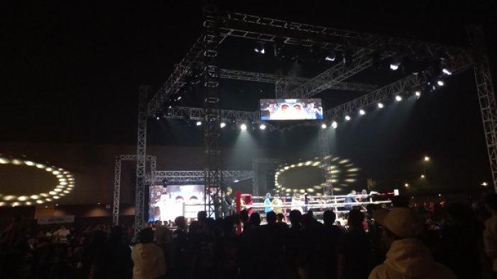 Baku Hantam Championship sedang berlangsung di lapangan Rans Nusantara Hebat, Pagedangan, Kabupaten Tangerang, Sabtu (1/6/2024).
Ditengah acara, pemandu acara dalam ajang baku hantam ini memberikan pengumuman duka cita. Dari atas panggung ia mengatakan jika seorang fighter, Rahul Pinem yang juga pernah bermain di acara baku hantam ini meninggal dunia 