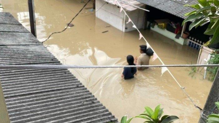 TERJEBAK BANJIR - Sejumlah warga di Perumahan Bekasi Jaya Indah (BJI), Jalan Kesuma II, Kelurahan Duren Jaya, Kota Bekasi, terjebak banjir hingga Selasa (4/3/2025) malam.