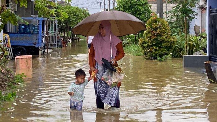 TERENDAM BANJIR --- Perumahan Suropati Residence blok E di Desa Srimukti, Kecamatan Tambun Utara, Kabupaten Bekasi terendam banjir pada Rabu (29/1/2025).