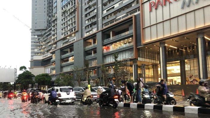 Motor Mogok Terendam Banjir di Depan Pakuwon Mall Bekasi, Aris ...