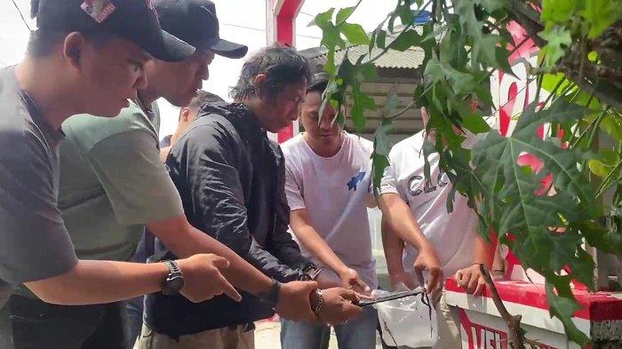 Pihak kepolisian telah menemukan pisau dapur yang digunakan Nanang saat menusuk artis Sandy Permana (46) aktor sinetron 'Mak Lampir' di Perumahan TNI-Polri Cibarusah, Kabupaten Bekasi hingga tewas.