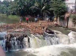 Petani Desa Sukaringin, Kecamatan Sukawangi, Kabupaten Bekasi ungkap penyebab lahan persawahan di wilayahnya maupun utara Kabupaten Bekasi karena rusaknya bendungan air di Kali CBL (Cikarang Bekasi Laut)