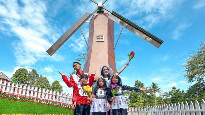 BERPOSE DI TAMAN BELANDA --- Pengunjung berfoto bersama di Taman Belanda yang ada di Rivera Outbond & Edugainment, Kota Bogor, Jawa Barat pada Kamis (3/4/2025).