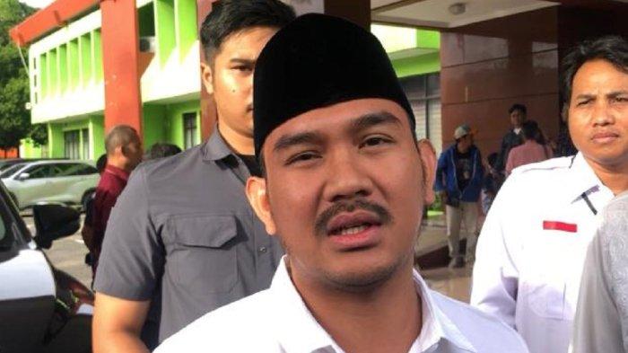 Bupati Bekasi, Ade Kuswara Kunang, saat ditemui di kawasan gedung Pemerintah Kota (Pemkot) Bekasi, Kecamatan Bekasi Selatan, Kota Bekasi, pada Jumat (7/3/2025). Janji Bupati Ade untuk memberikan insentif bagi guru ngaji hingga kini belum terealisasi.