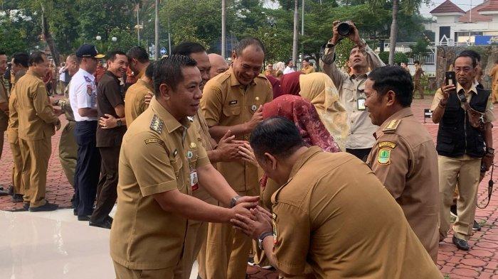 JANGAN BANYAK PENCITRAAN --- Bupati Karawang, Aep Syaepuloh meminta Aparatur Sipil Negara (ASN) segera bekerja dan jangan banyak pencitraan. Hal itu disampaikannya saat apel pagi dan halalbihalal pasca Libur Lebaran 2025 di Plaza Pemda Karawang pada Selasa (8/4/2025).