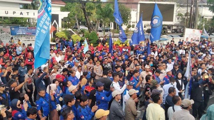 Buruh atau pekerja Karawang, Jawa Barat menuntut kenaikan upah UMK naik sebesar 25 persen pada tahun 2025.