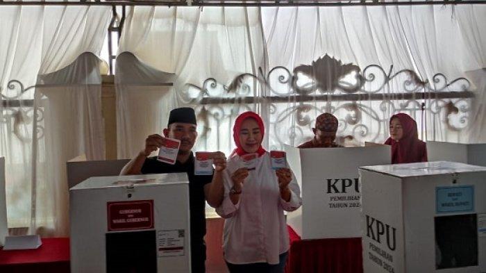 Calon Bupati Bekasi nomor urut 3 Ade Kuswara Kunang mencoblos di Tempat Pemungutan Suara (TPS) 13 Desa Sukadami Kecamatan Cikarang Selatan Kabupaten Bekasi, pada Rabu (27/11/2024).