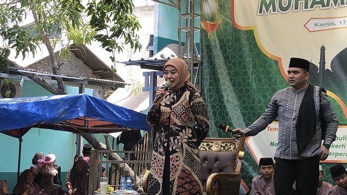 Jika menang Pilkada Jabar 2024, Cawagub Jabar nomor urut 1  Gitalis Dwinatarina  atau yang akrab disapa Gita KDI berjanji akan menaikan insentif guru ngaji hingga Rp 1 juta per bulan.