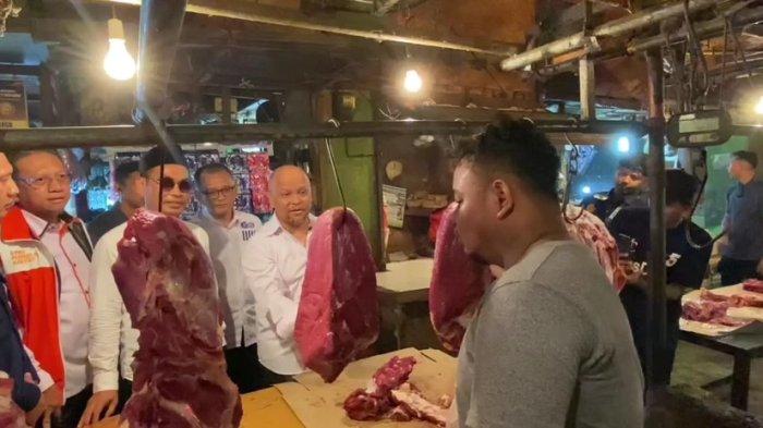 Calon Wakil Gubernur Jawa Barat (Jabar), Ilham Habibie melakukan kunjungan ke sejumlah pasar di wilayah Kabupaten Bekasi memantau stok dan harga daging pada Jumat (4/10/2024).